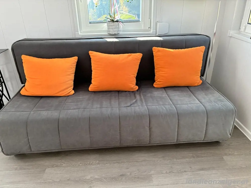 ausziehbare Couch ohne Kissen