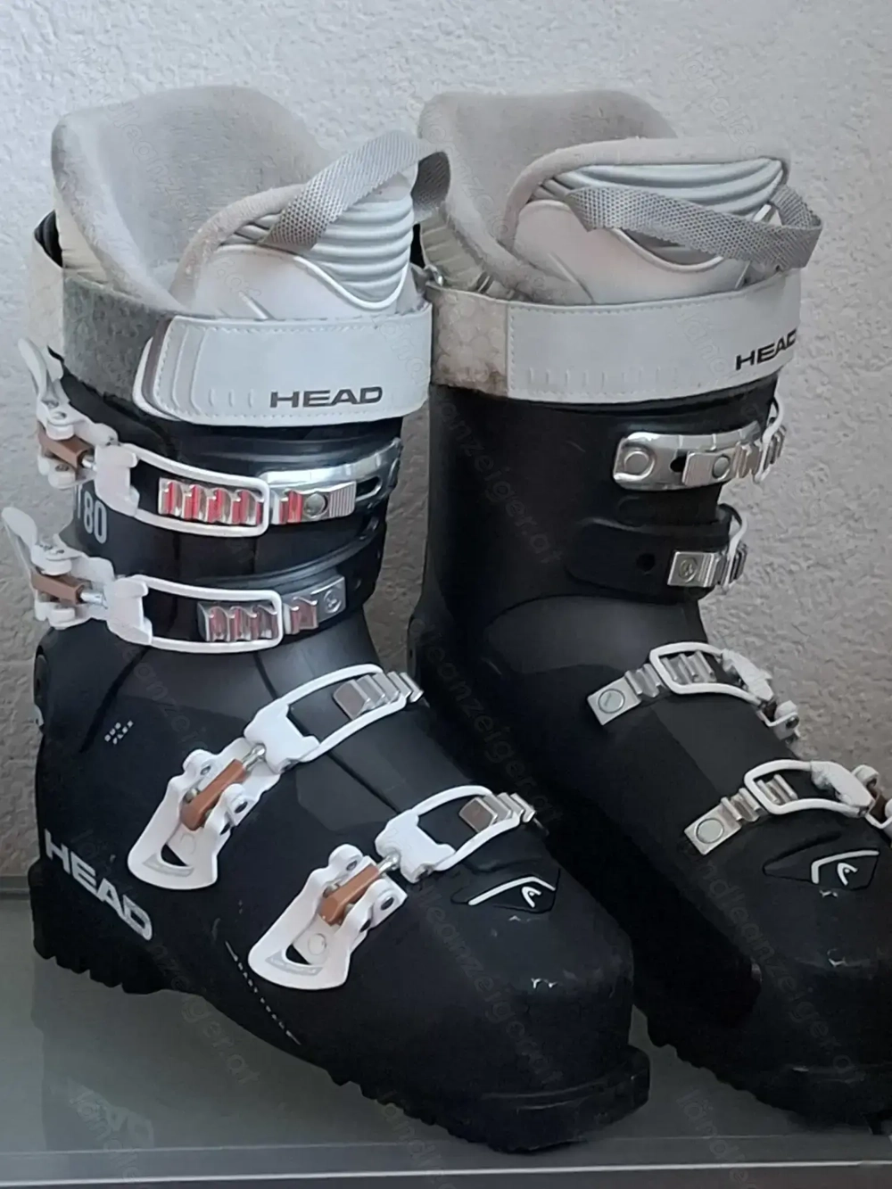 Schischuhe, Tasche, Helm