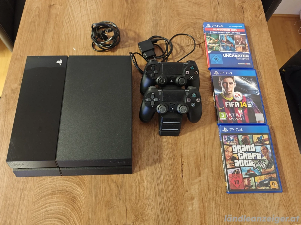 PS4 mit Controller, Ladestation und Spielen