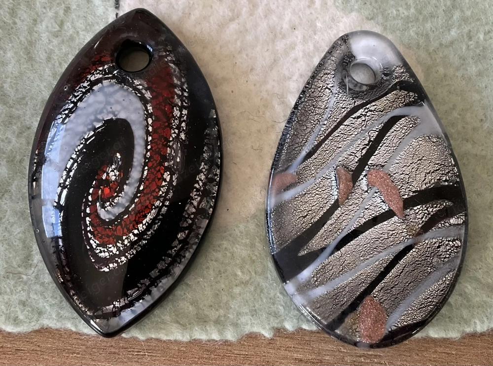 Anhänger aus Glas für Ketten oder Kautschukband