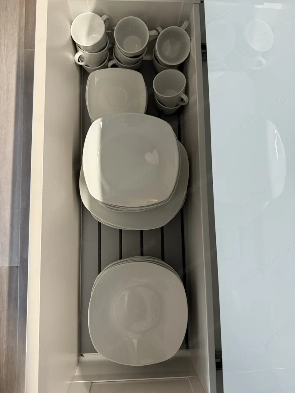 Geschirrset weiß, Suppenteller, Kuchen-Teller, Kaffee-Tassen, Service