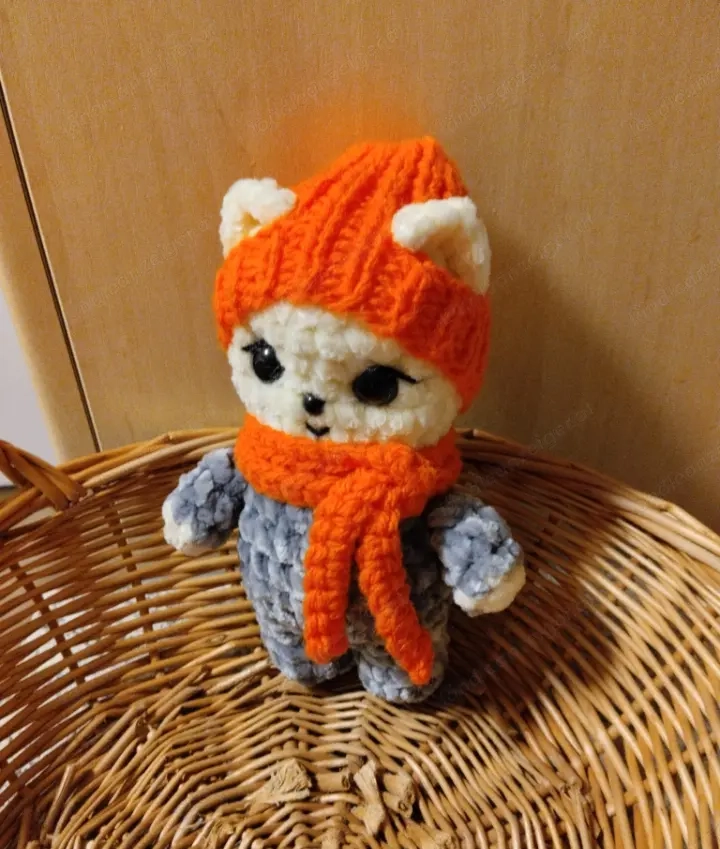 "Kätzchen" - handgemachtes Spielzeug.