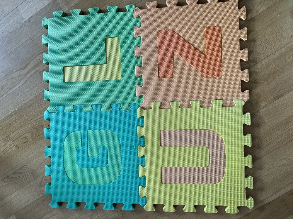16 teiliger Buchstabenteppich zu verschenken 