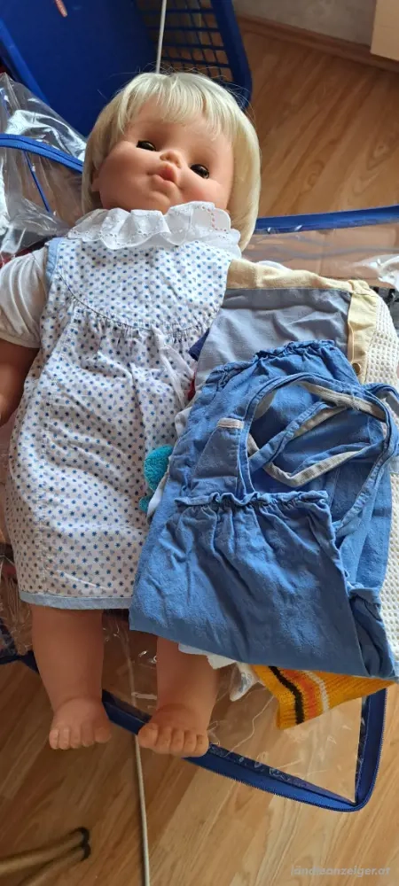 Puppe mit Bekleidung 