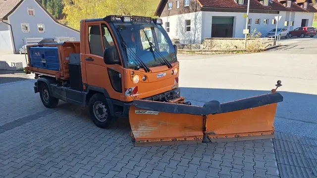 Multicar M30 Komunalfahrzeug mit Zubehör.