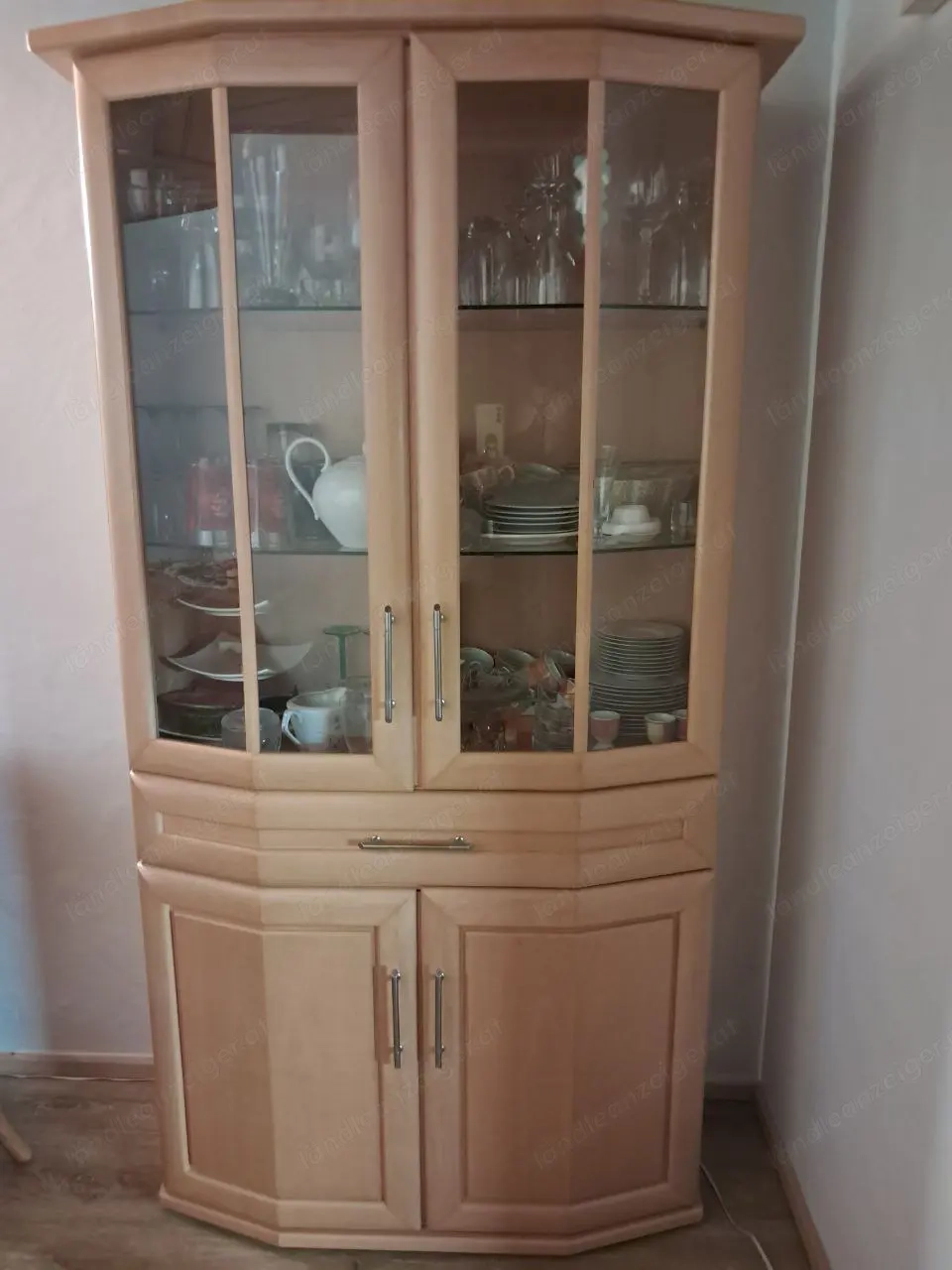 schöne Vitrine in Birke