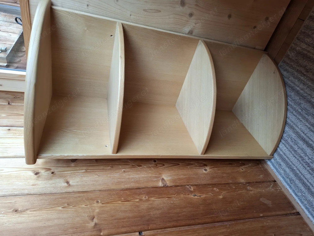 Eckregal aus Holzfurnier
