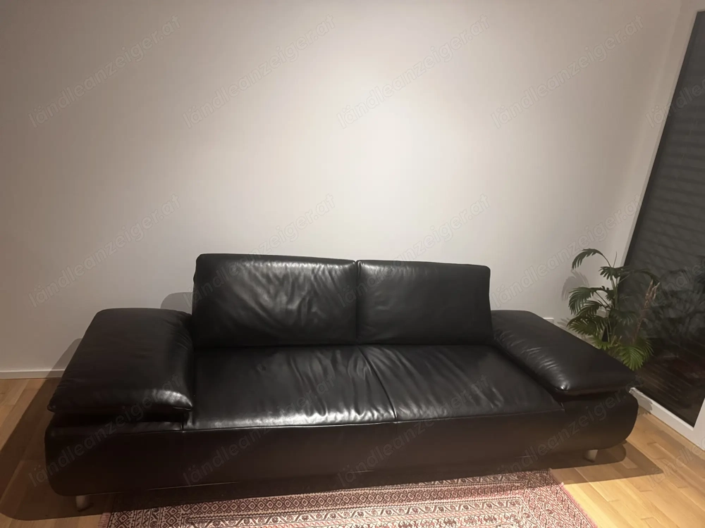 schwarzes Ledersofa
