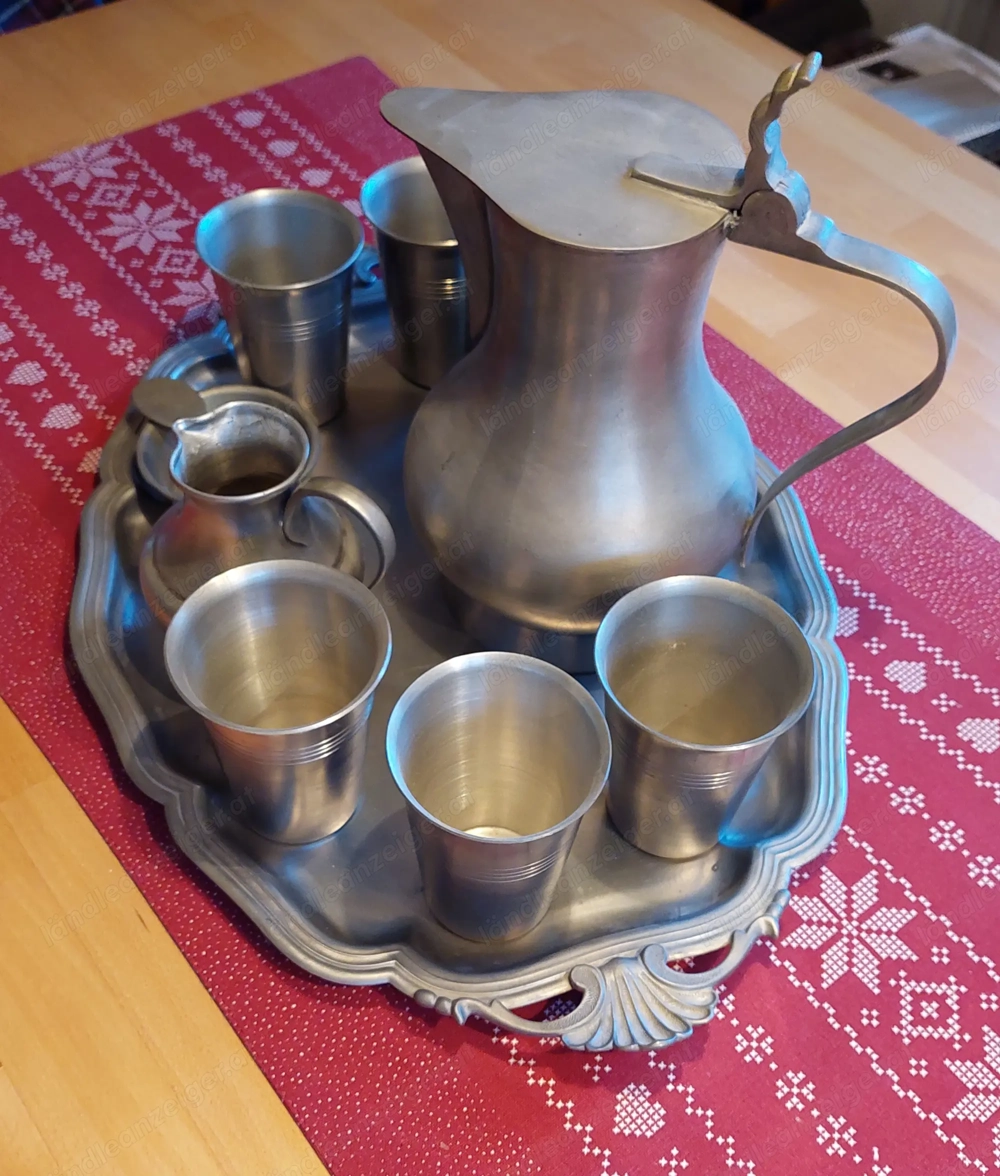 Garnitur Zinnbecher, Kelche und Kanne