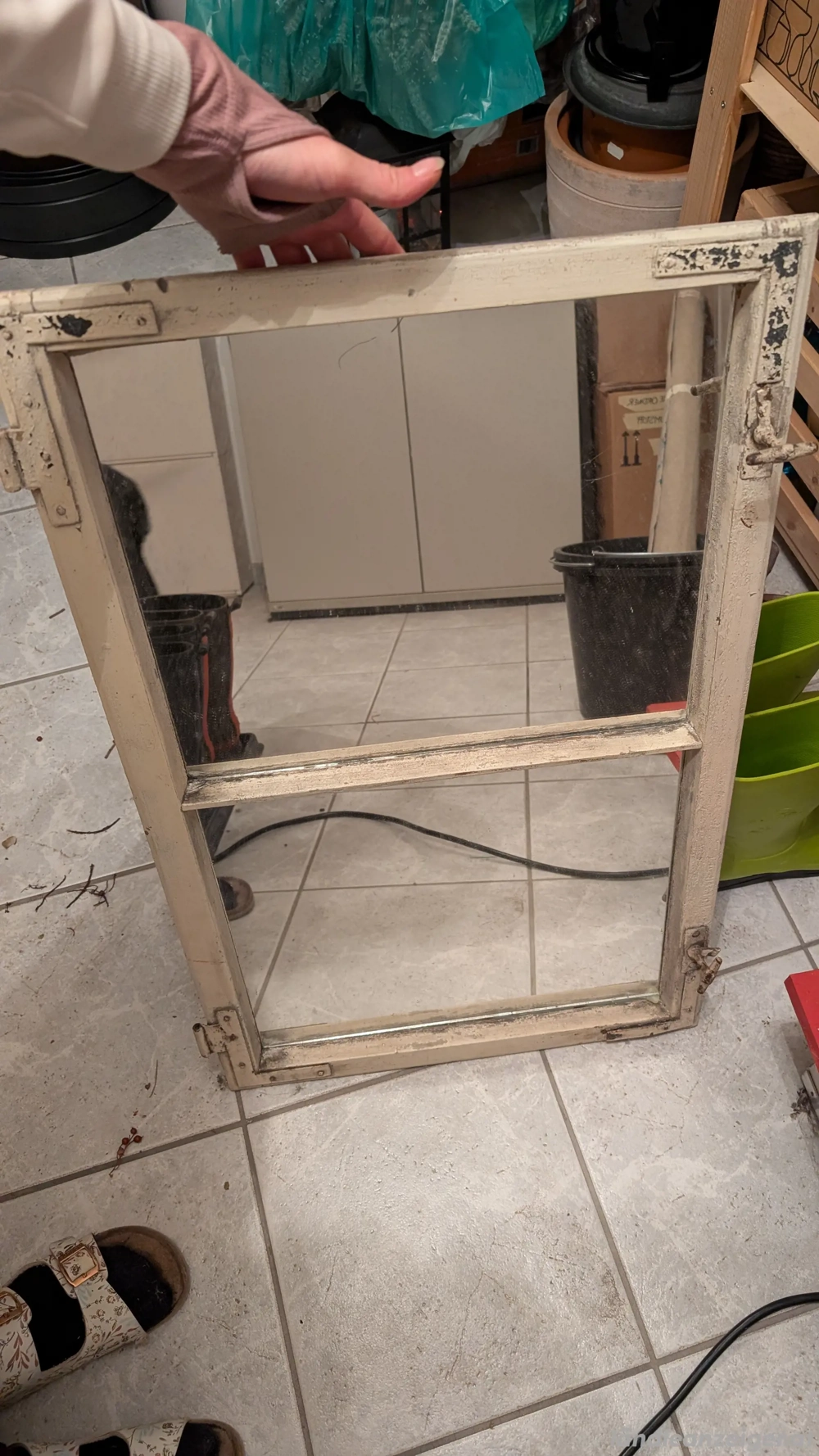 Alter Fensterrahmen mit Spiegel