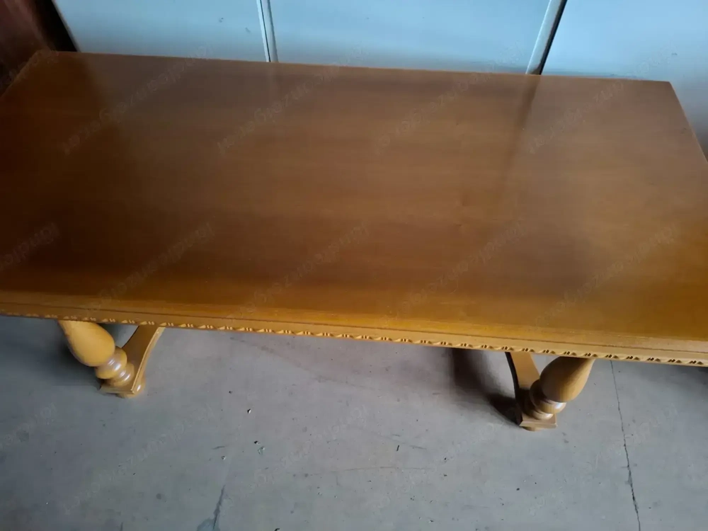 Gediegener Couchtisch im Landhausstil,  Vollholz