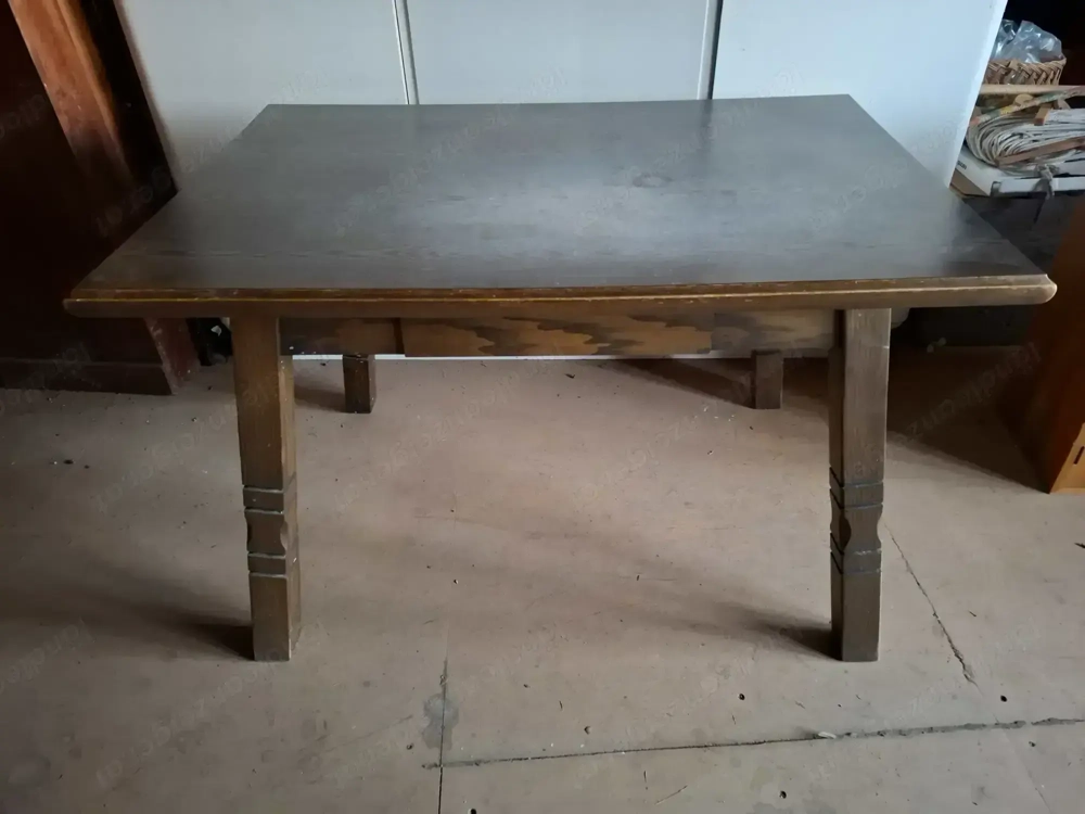 Stabiler Esstisch mit Schublade 