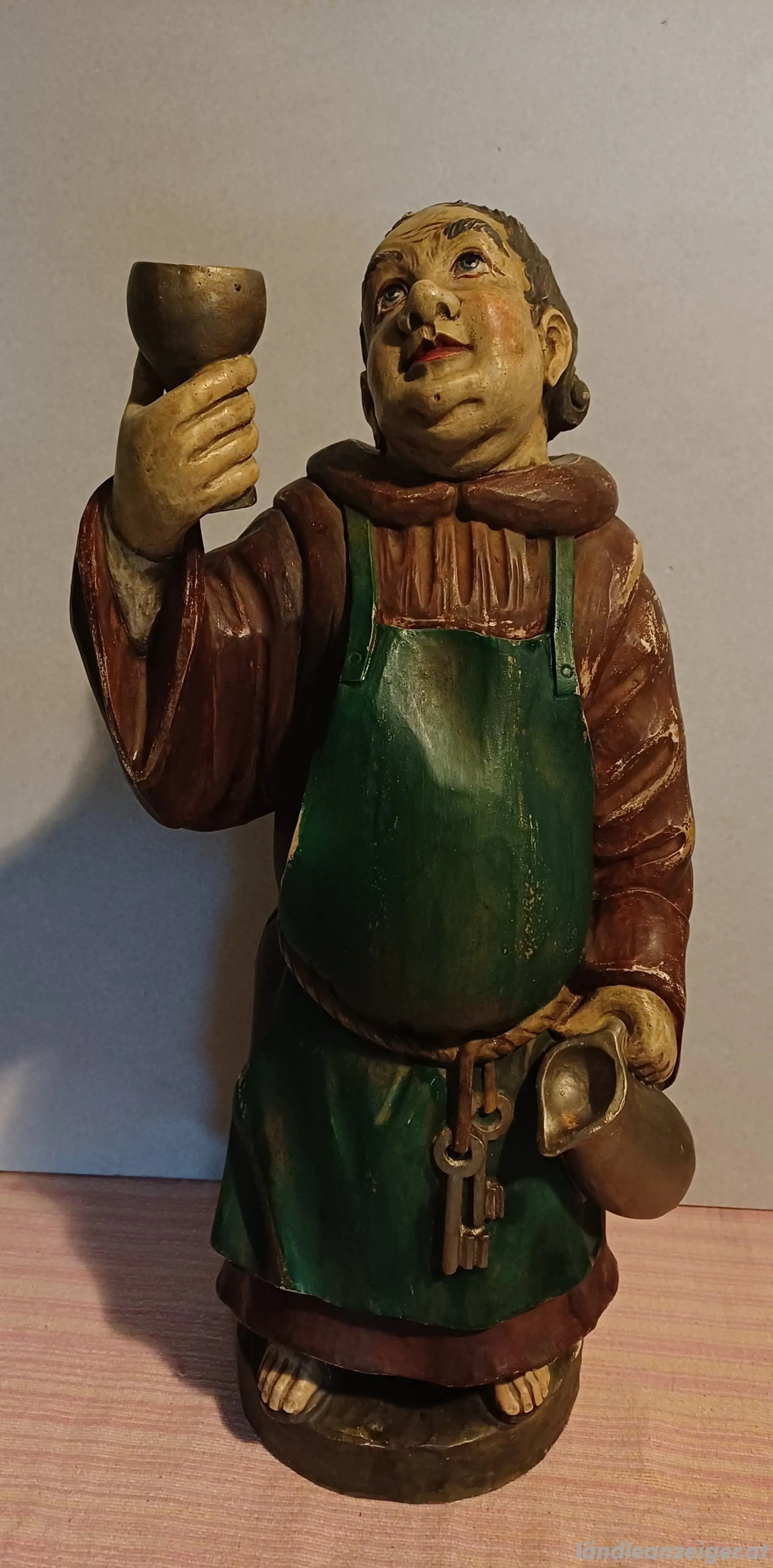 Mönch mit Krug und Weinglas