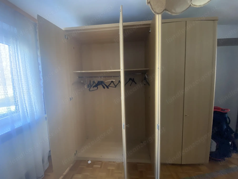 verschiedene Kleiderschränke