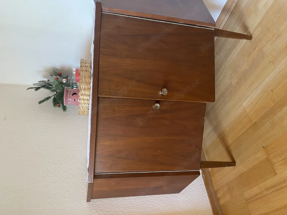 süße Eckkommode im dunklen Holzlook