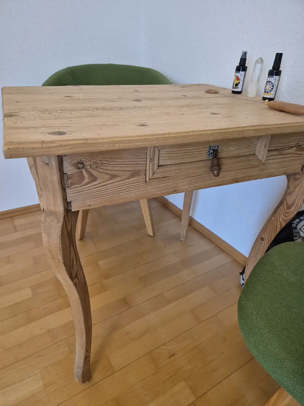 Tisch aus Holz mit Schublade