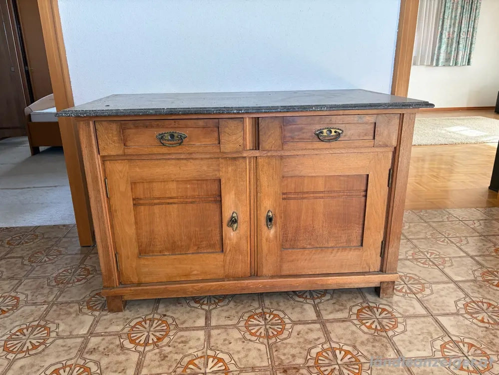 Kommode mit Steinplatte