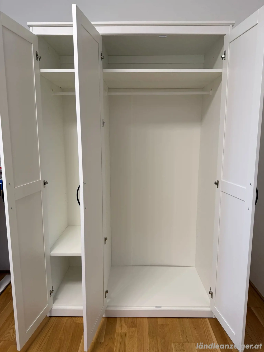 Kleiderschrank 3-türig mit Spiegel neuwertig