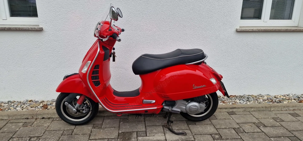 Vespa GTS 300 Super Roller   Scooter