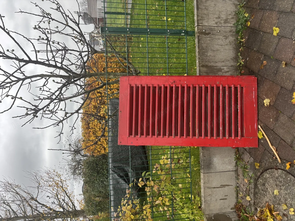 Alter Fensterladen rot