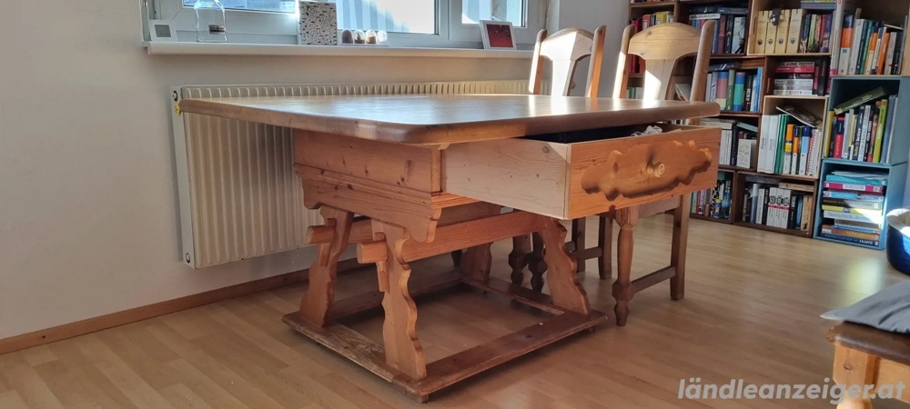 Massivholztisch 120x120cm mit Stühlen