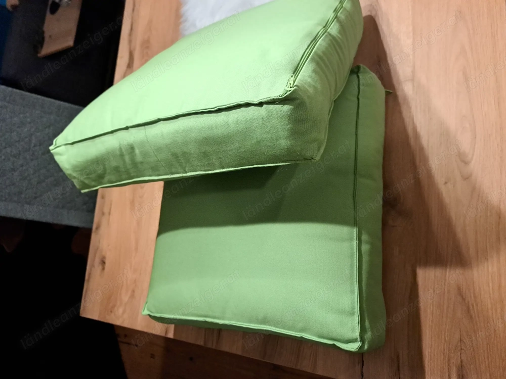 2 Sitzkissen mit grüner Hülle