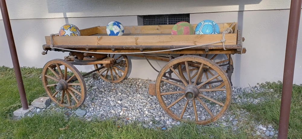 Leiterwagen mit Plattfederung und Deichsel. Ideal als Präsentier- und Verkaufsfläche! 