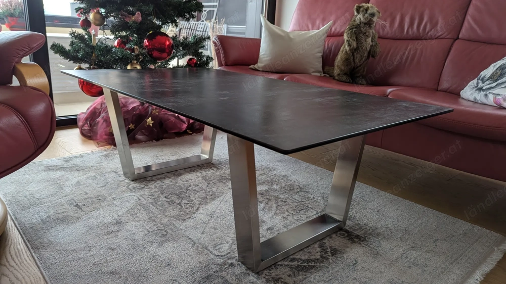 Couchtisch, modern und sehr stabil 