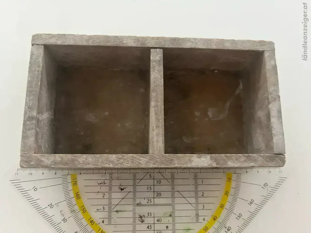 kleine zweigeteilte Box aus Holz