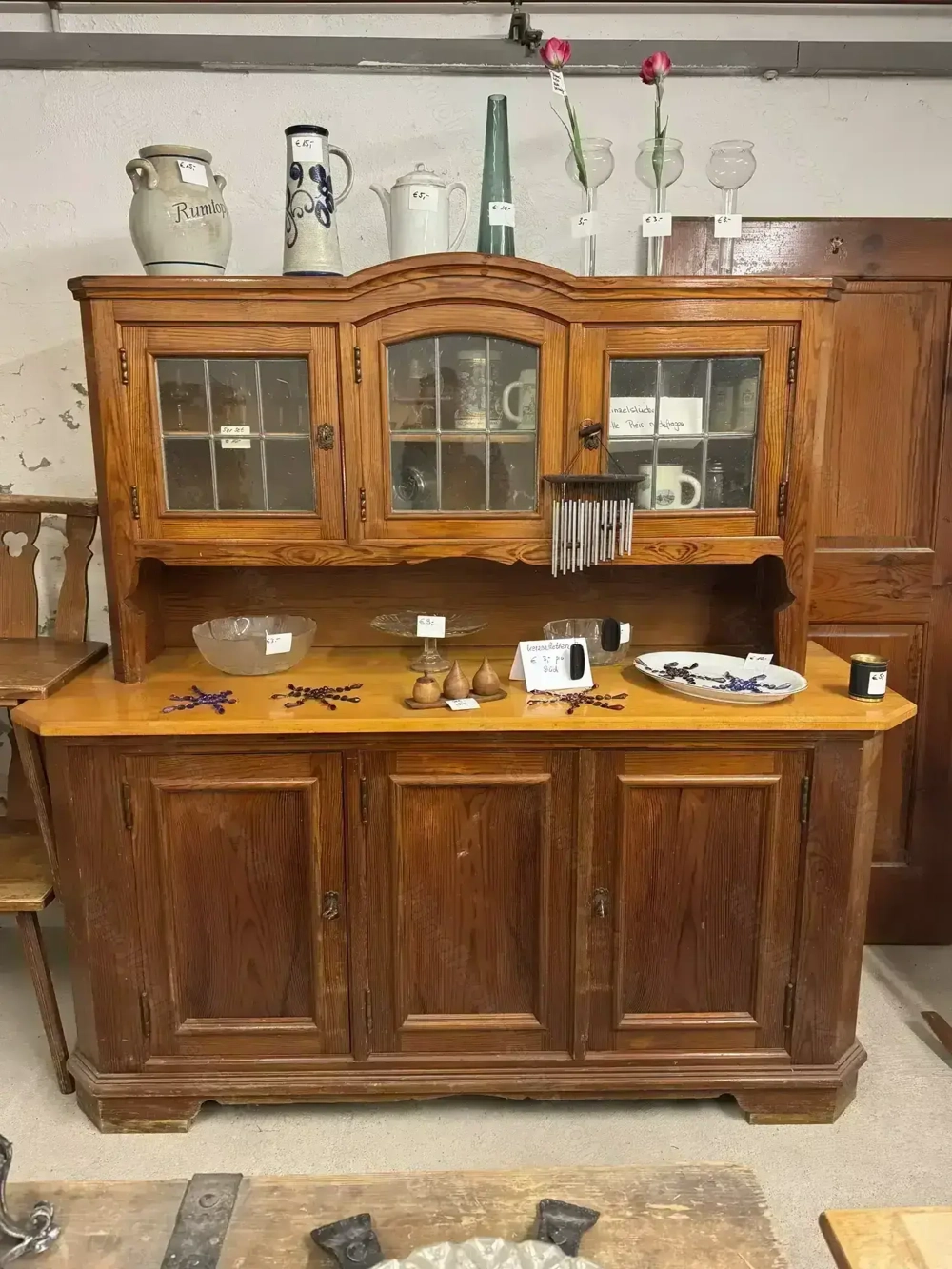 Buffetschrank antik mit bleiverglasten Obertüren 