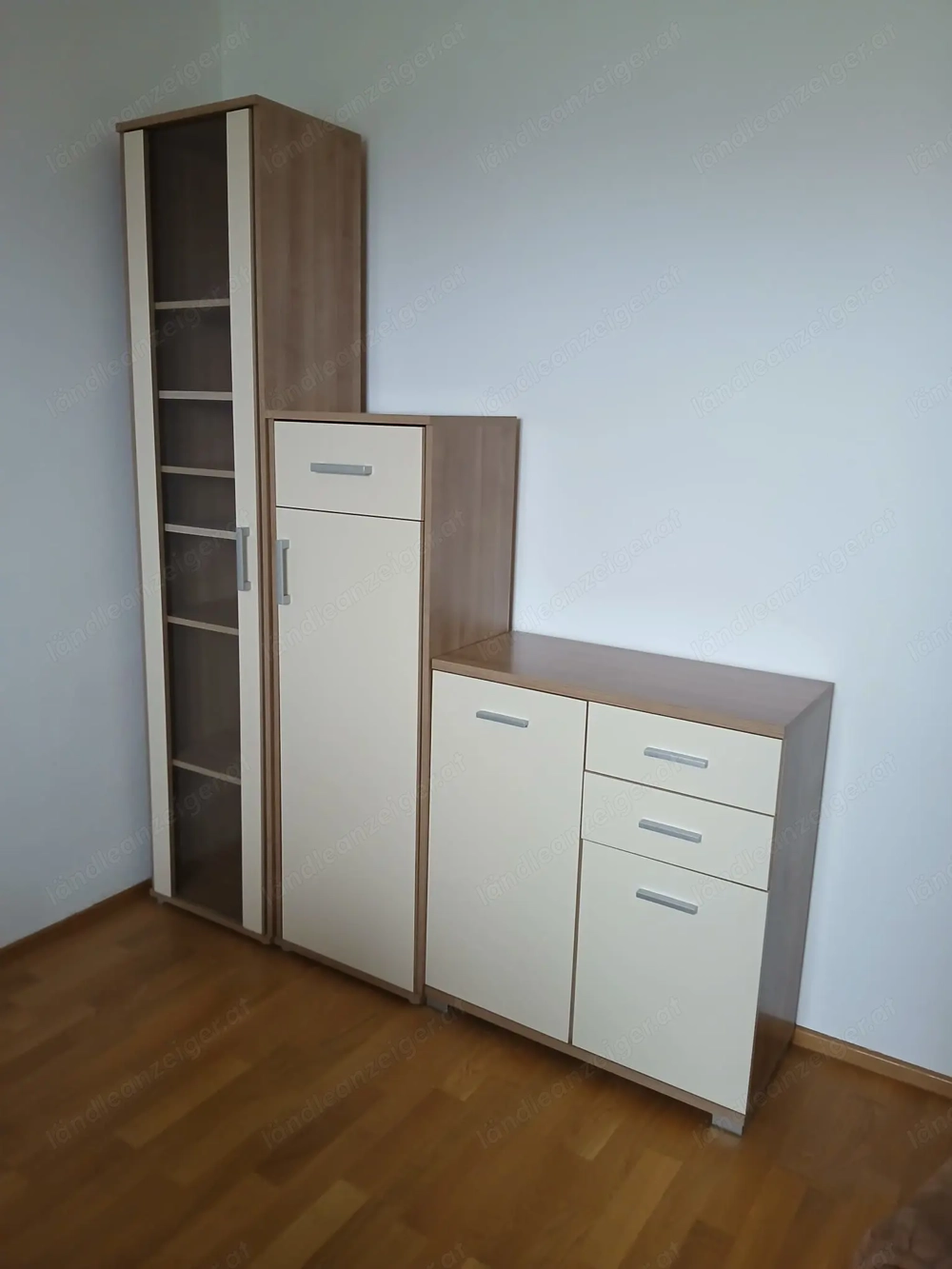 Moderne Wohnwand - Glasvitrine, Stauraumregal & Kommode - guter Zustand