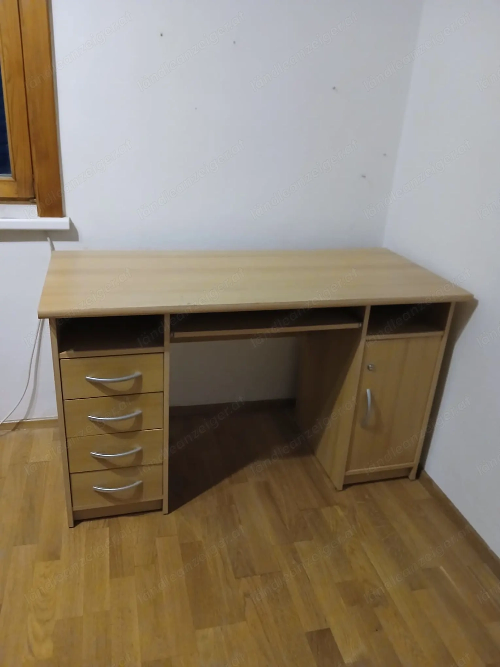 Praktischer Schreibtisch in Holzoptik - guter Zustand