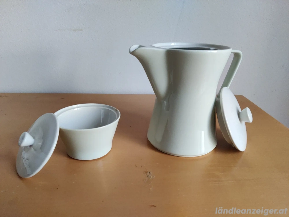 Lilienporzellan Kaffeekanne und Zuckerdose (Austria)