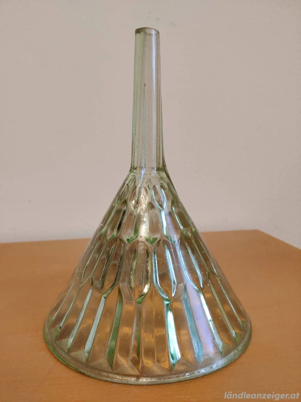 Antiker gerippter Glas-Trichter