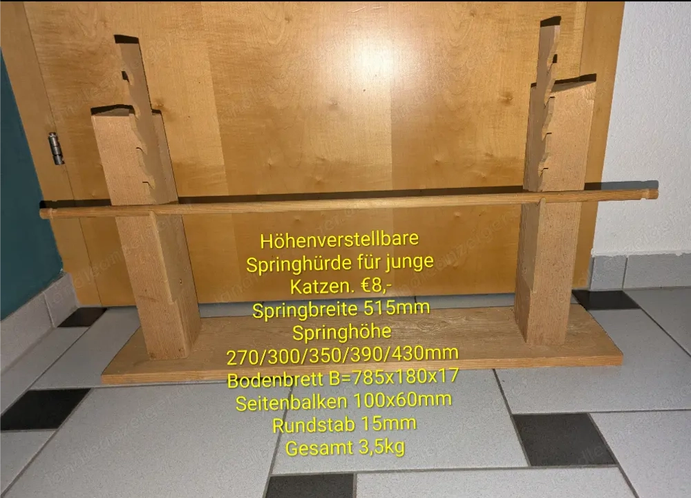 Höhenverstellbare Springhürde für junge Katzen.