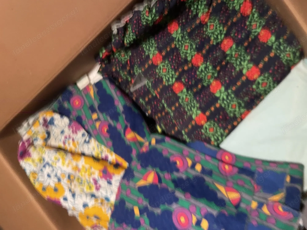 Eine Kiste voll mit Stoffen 