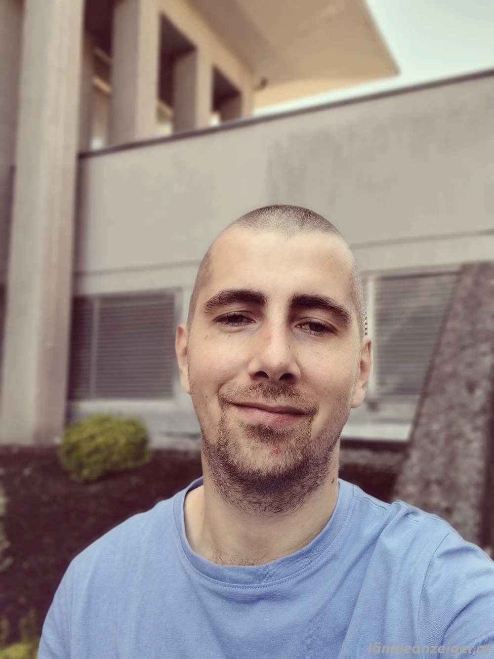 Devoter Mann sucht dominante Frau mit Strap-On