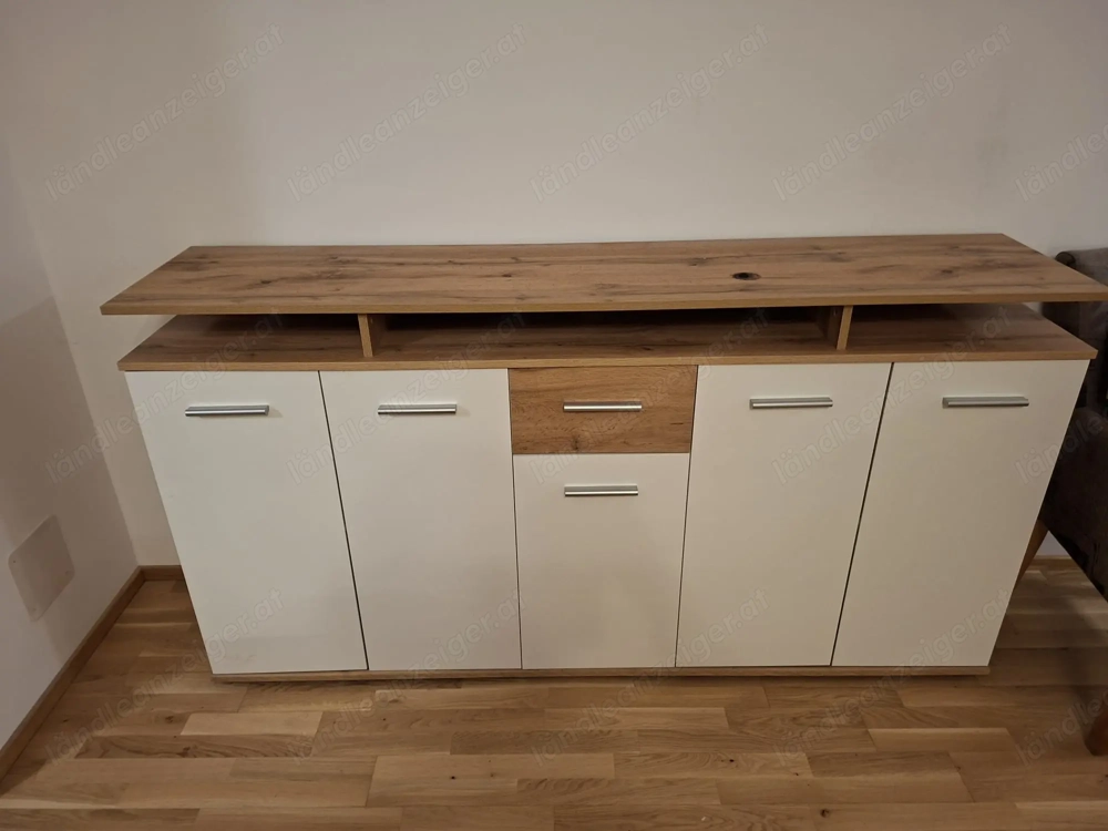 Anrichte mit Gebrauchsspuren