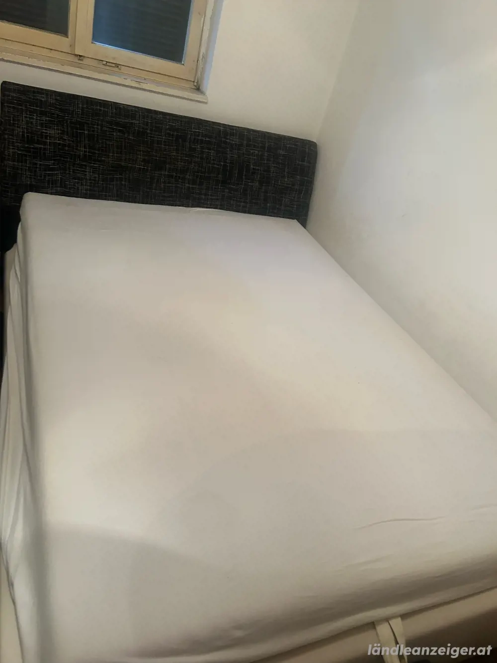 boxspringbett, kleiderschrank und teppich