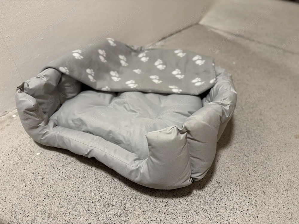 Katzenbett und Futterschale aus Holz 