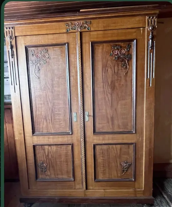 Alte Möbel (Kästen, Tisch, Sofa)