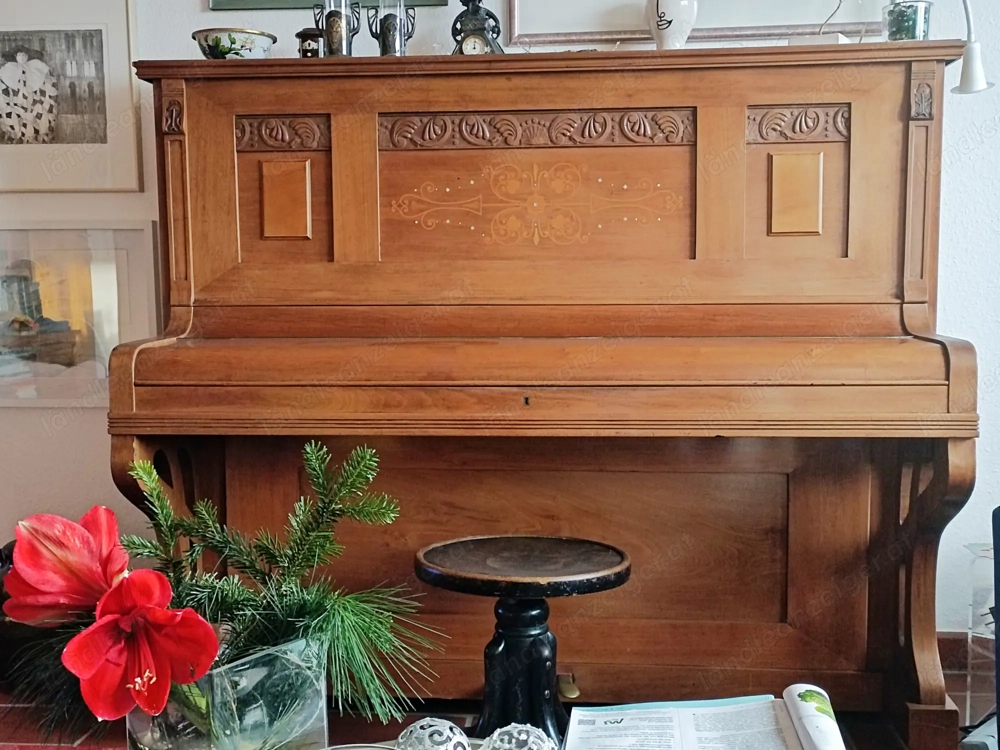 Schönes Klavier in sehr gutem Zustand