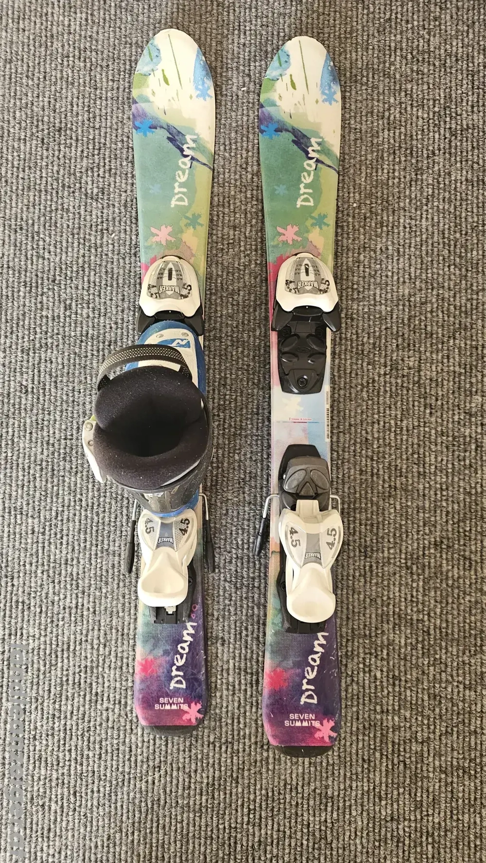 Kinderski und Skischuhe