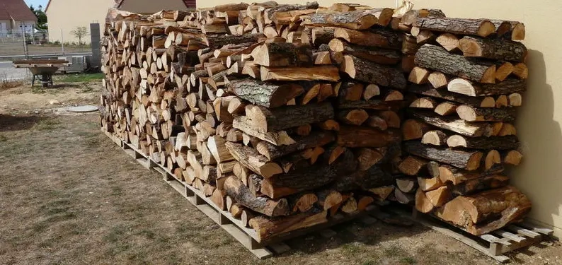 Trockenes Brennholz   bereit zum Verbrennen