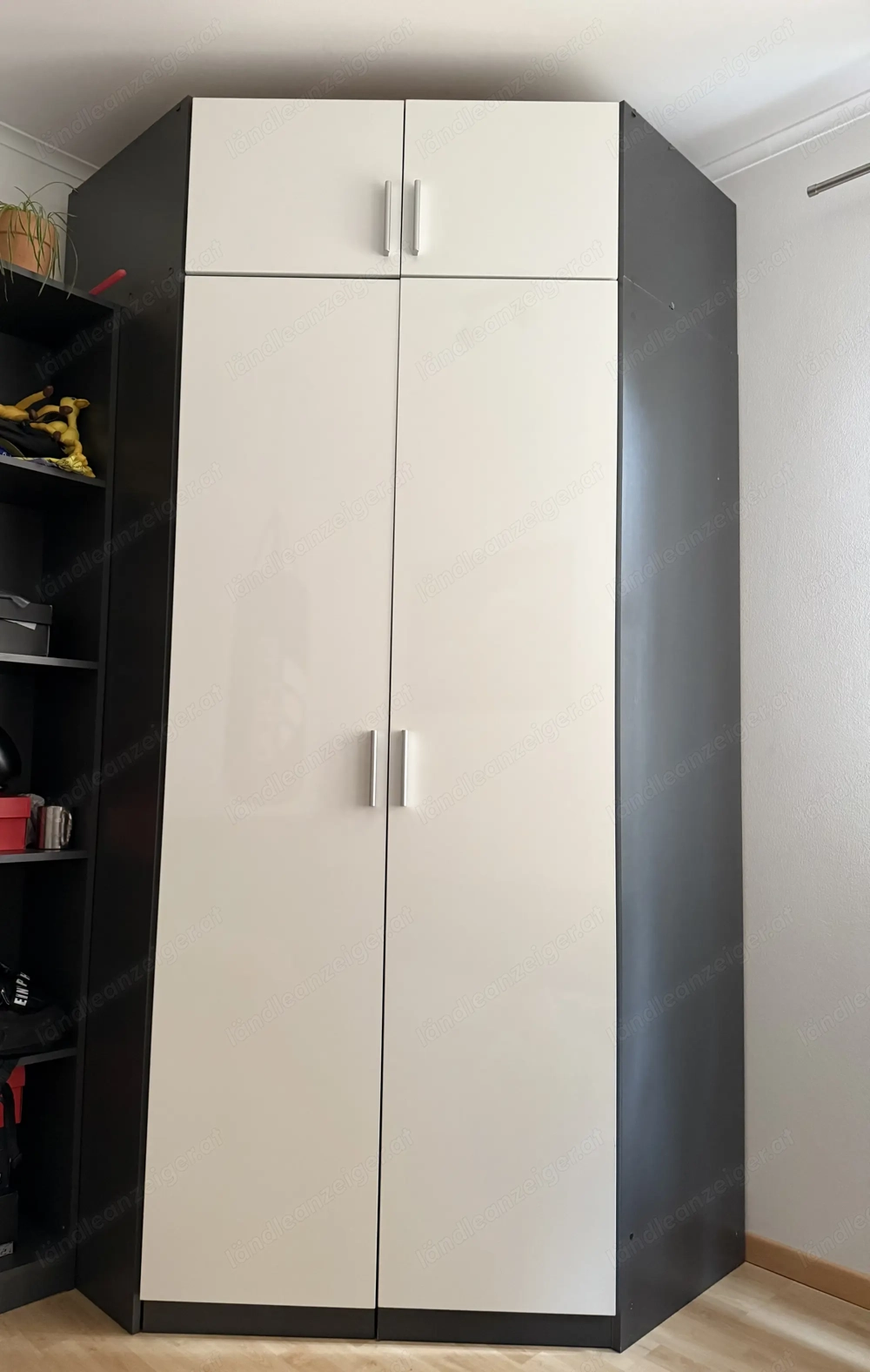 Großer Eck-Kleiderschrank + passender Aufsatz   viel Stauraum, modernes Design