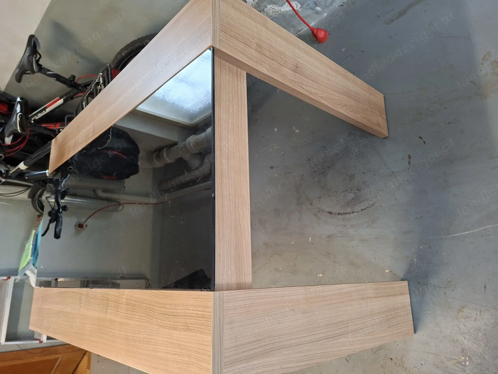 Esstisch mit Glasplatte