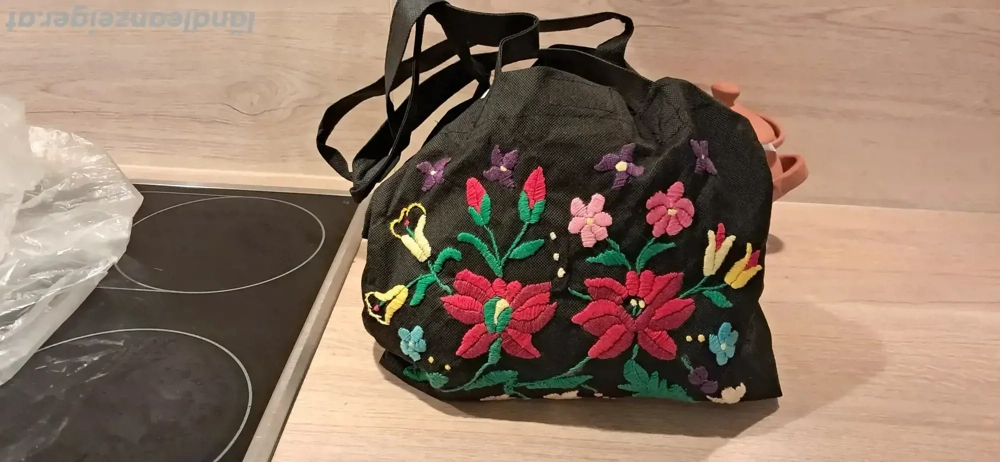 Handarbeit.  mehrere Stick-häckelarbeiten