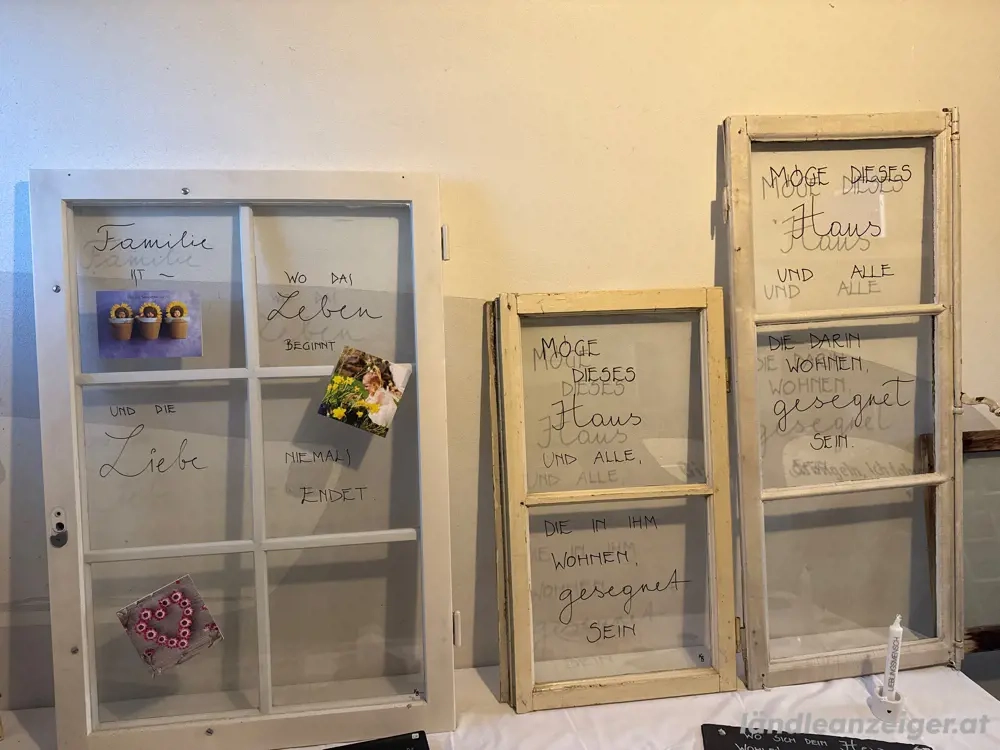 Alte Fenster mit Spruch
