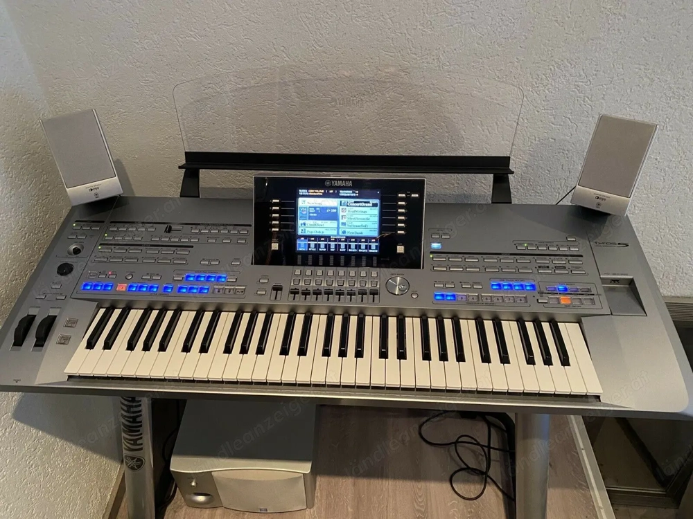 Yamaha Tyros 5, Boxen und original Ständer