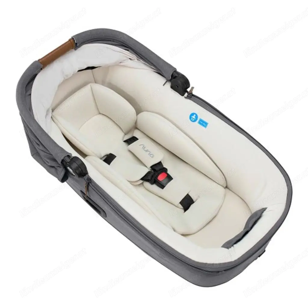 Babyschale für Auto mit Isofix zu befestigen in bed on board